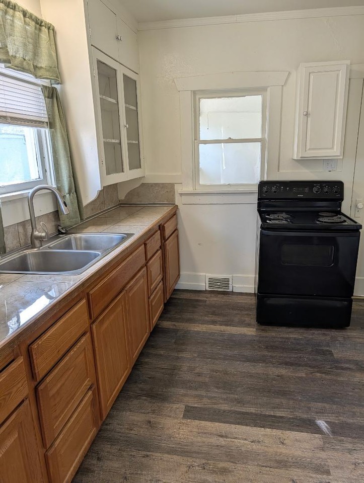 2131 Spruce St - Photo 2 of 11