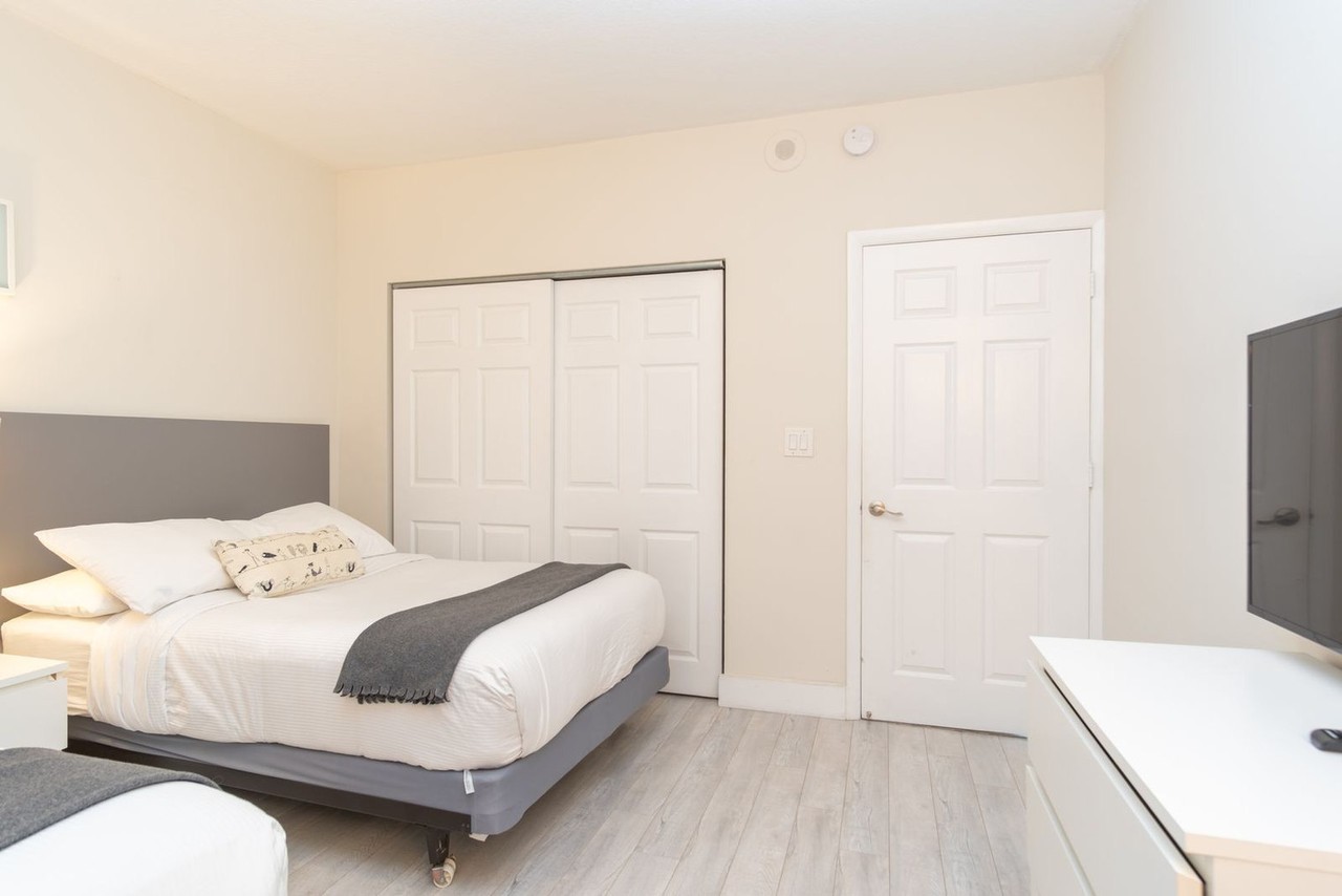 17050 N Bay Rd #1648416P - Photo 7 of 27