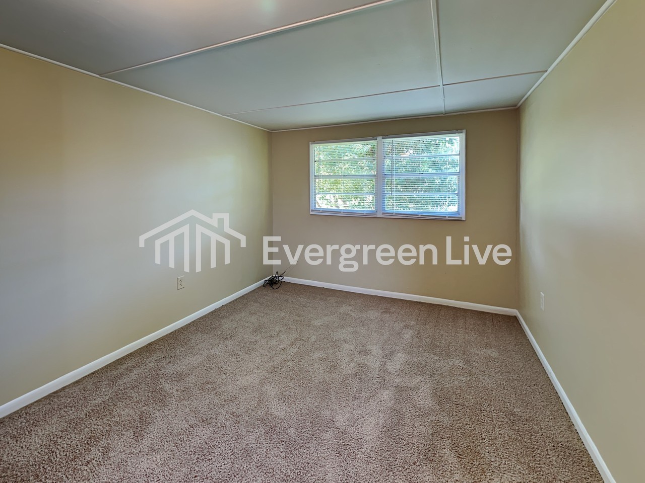 975 Crest Dr E - Photo 2 of 17