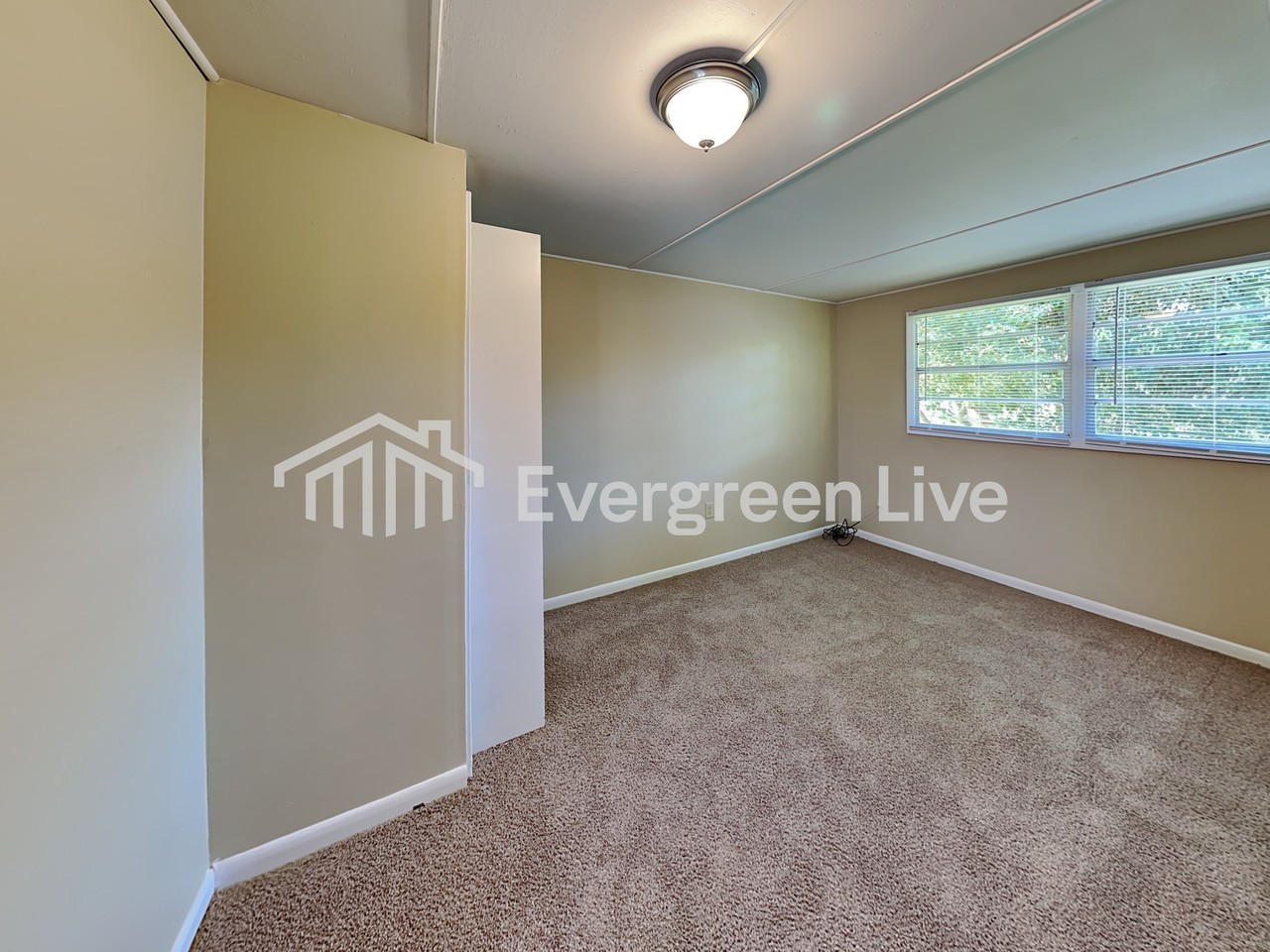 975 Crest Dr E - Photo 3 of 17