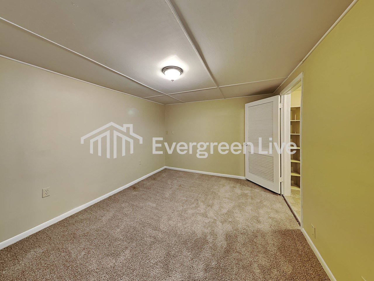 975 Crest Dr E - Photo 4 of 17