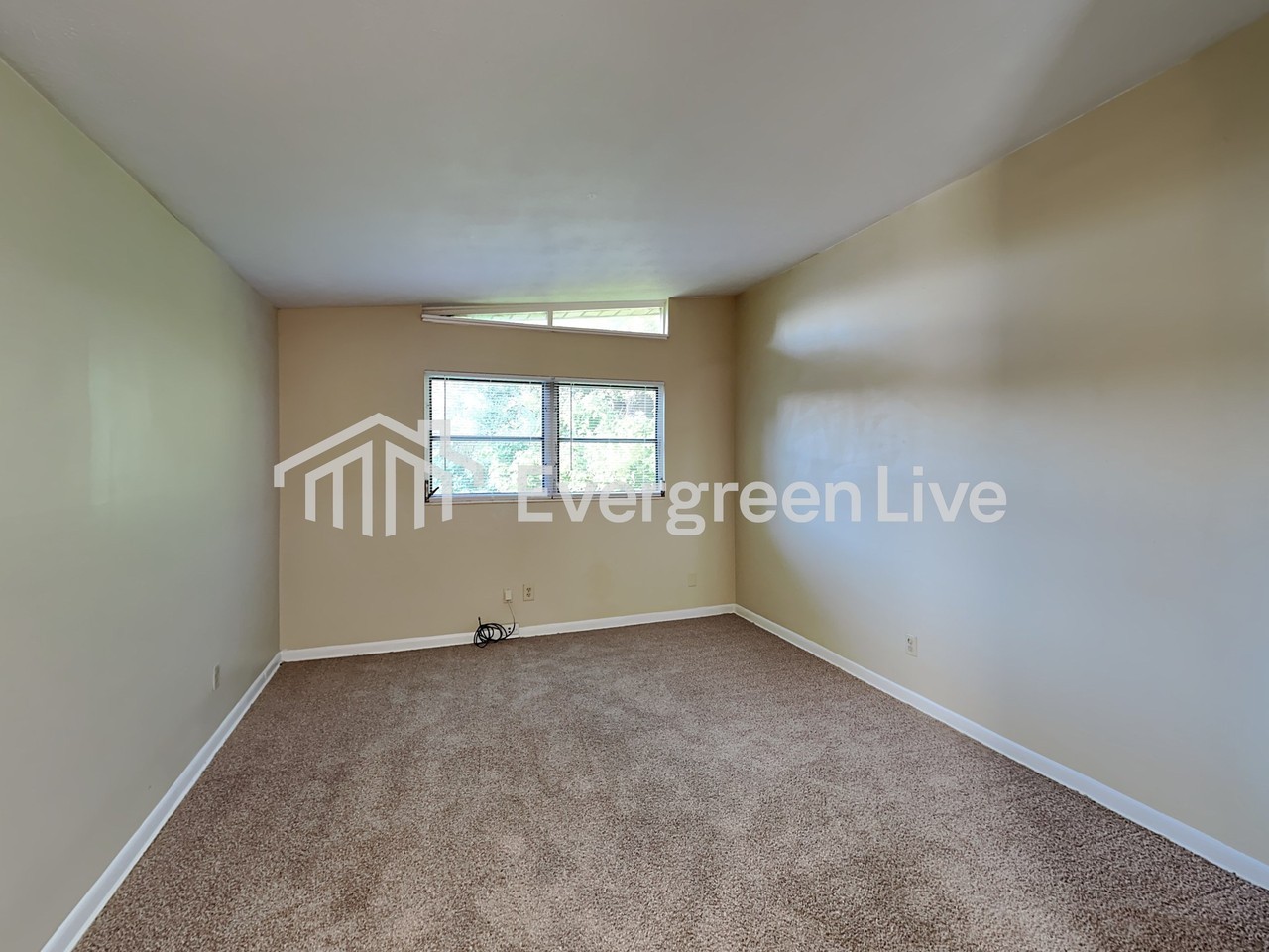 975 Crest Dr E - Photo 5 of 17
