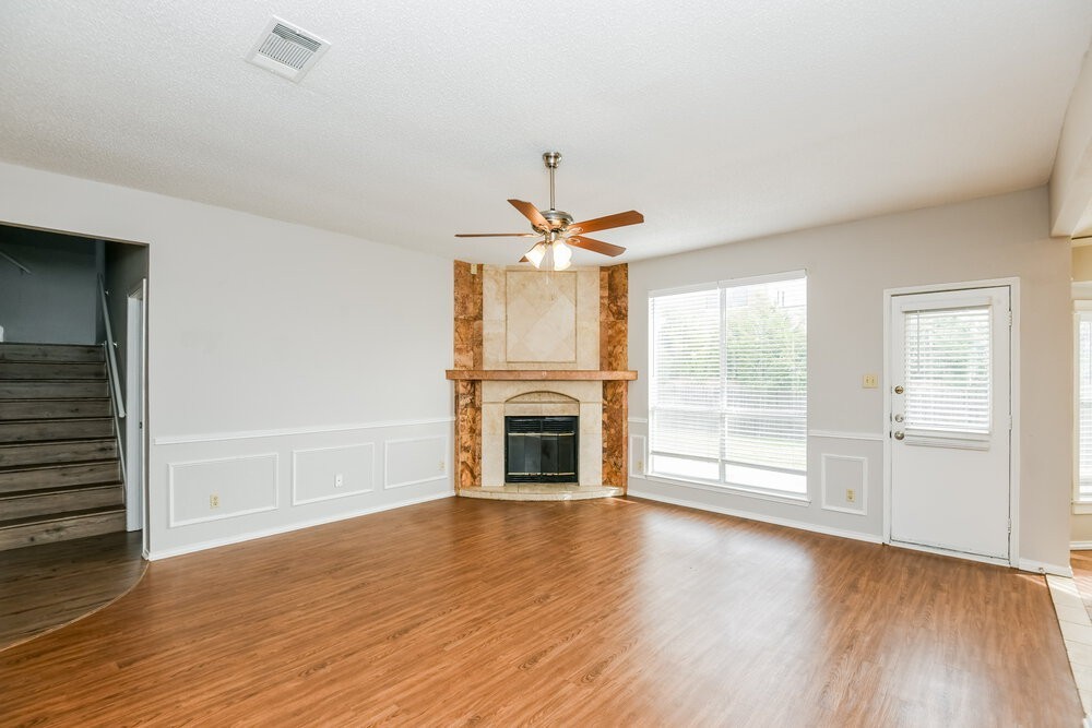 8804 Crestbrook Dr - Photo 4 of 17