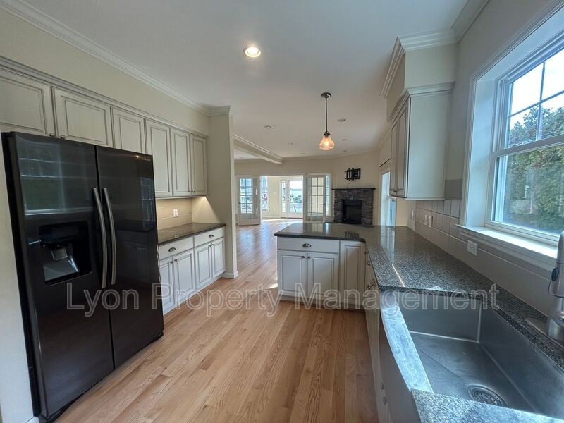180 Sauga Ave - Photo 3 of 22