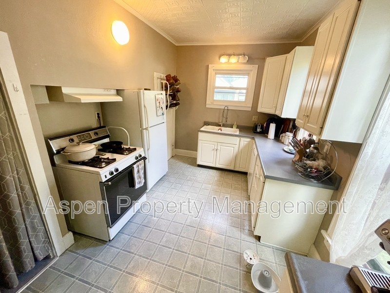 1712 Wilson St - Photo 5 of 12