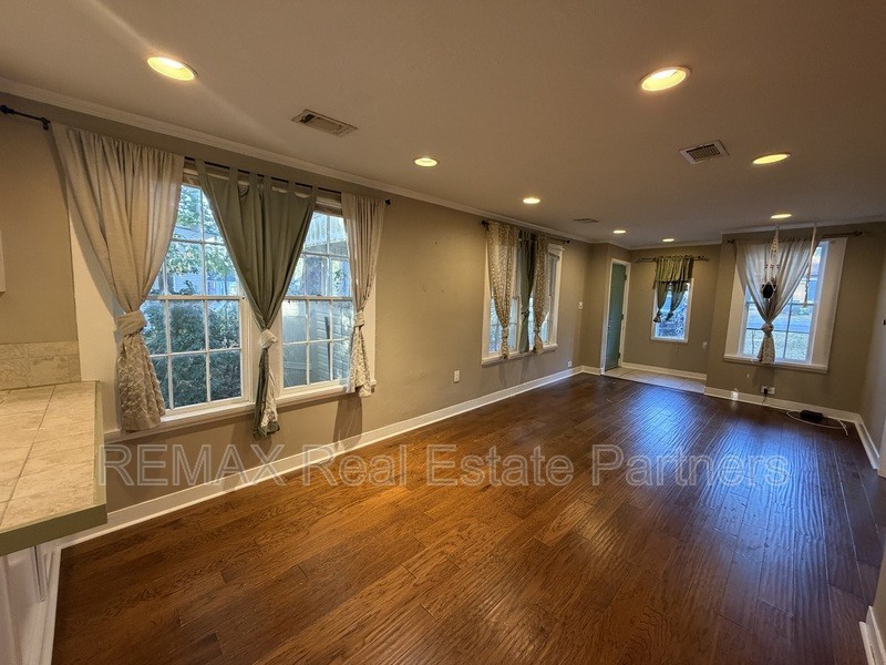 109 N 19th Ave - Photo 4 of 13