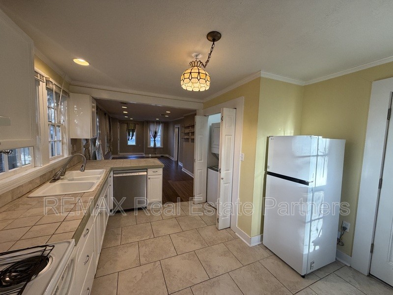 109 N 19th Ave - Photo 6 of 13