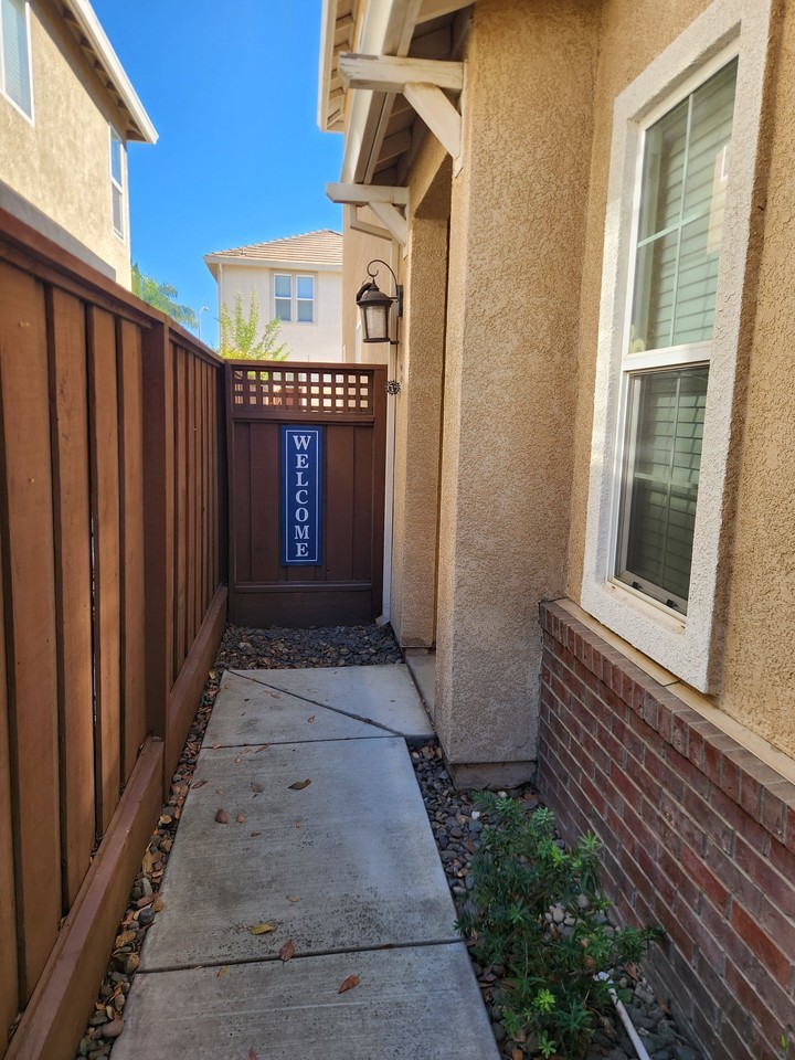 1558 Hearthsong Dr - Photo 3 of 27