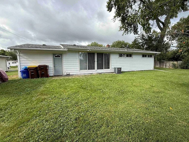 1011 Foster Ct - Photo 2 of 20