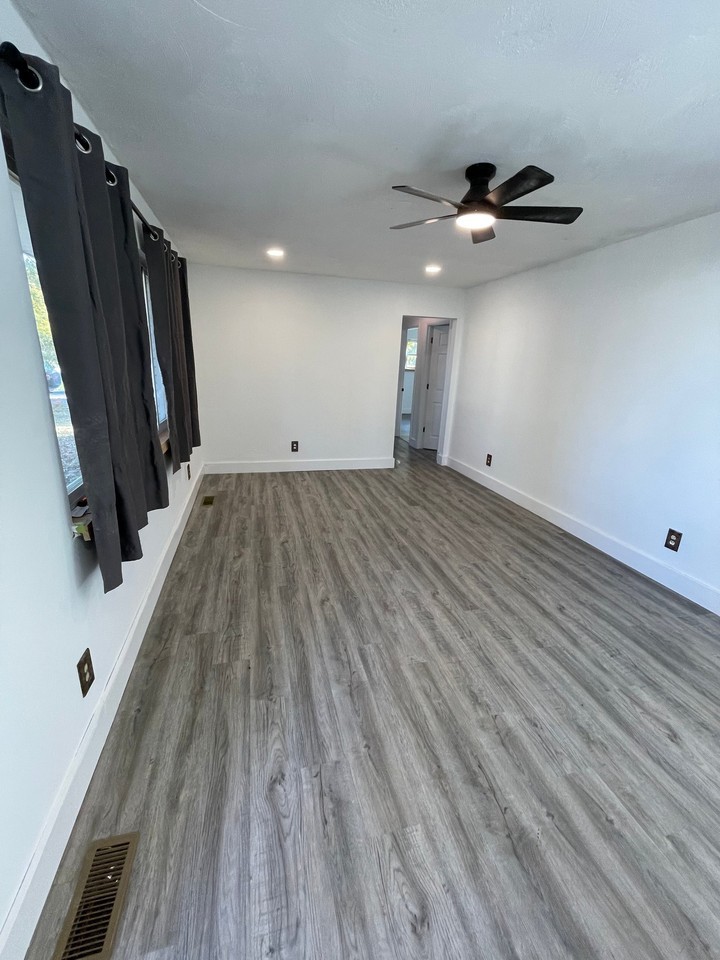 7420 Brock Dr - Photo 5 of 40