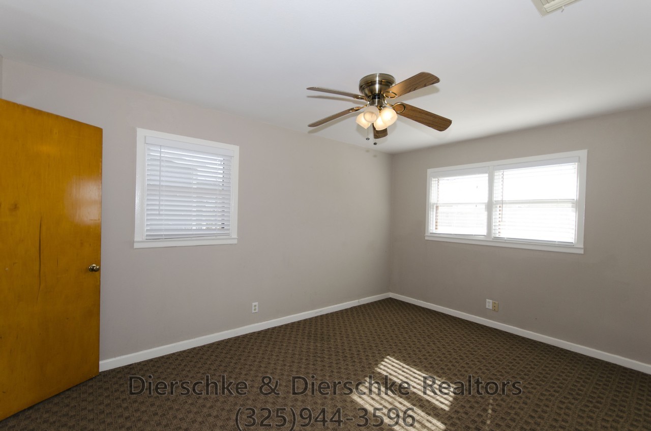 130 Windham St - Photo 3 of 10