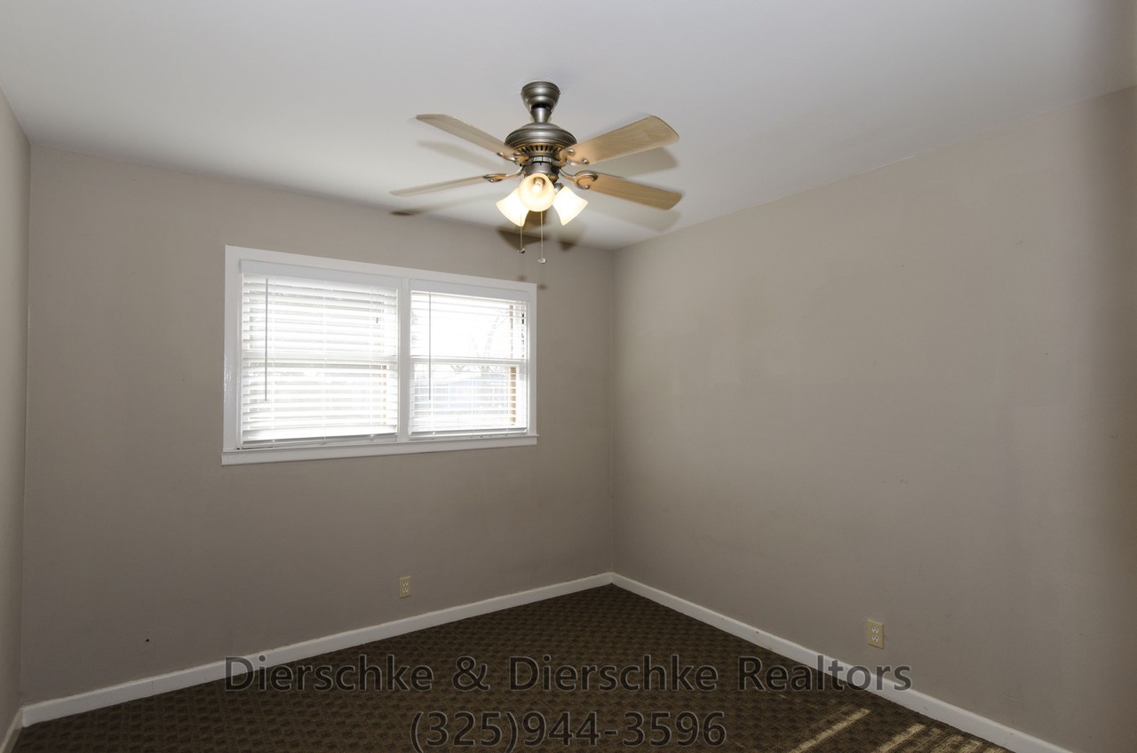 130 Windham St - Photo 4 of 10