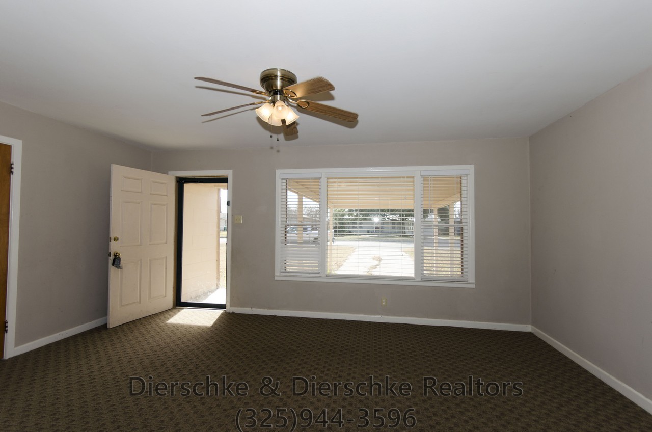 130 Windham St - Photo 5 of 10