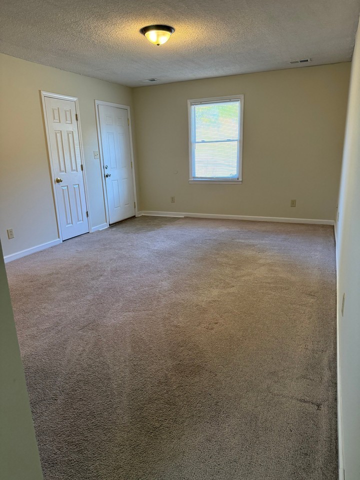 112 Normandy Dr - Photo 2 of 11