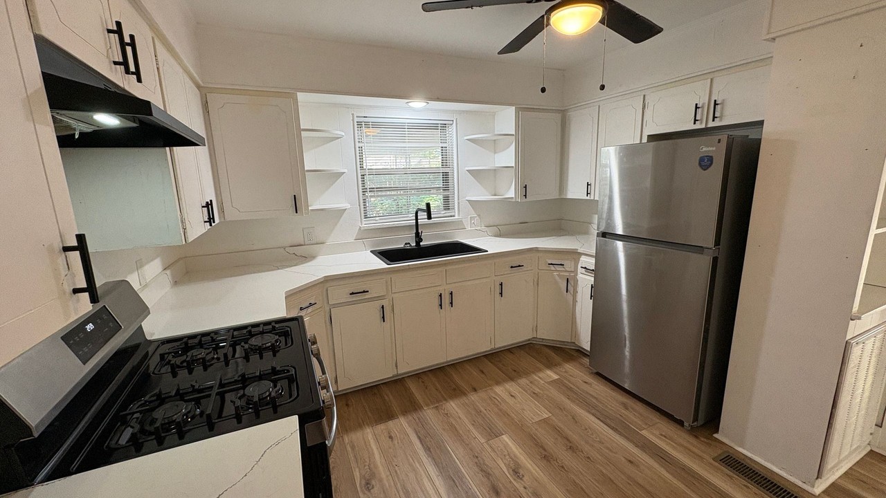 408 Brown St - Photo 4 of 17
