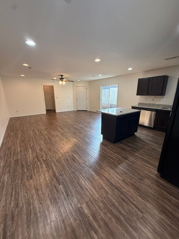 547 N Young St - Photo 4 of 13