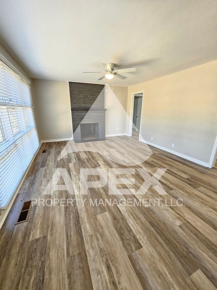 6929 Pennell Ln - Photo 4 of 26