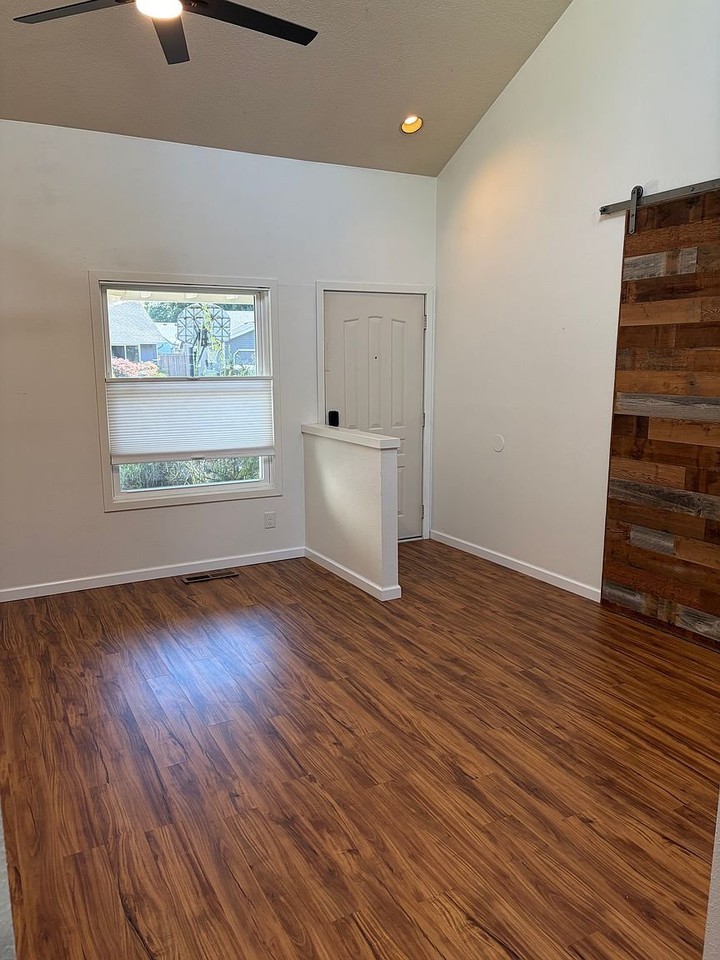 17614 Sw Beaver Ct - Photo 3 of 11