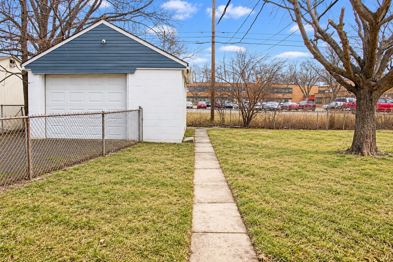 1094 S Hampton Rd - Photo 2 of 10