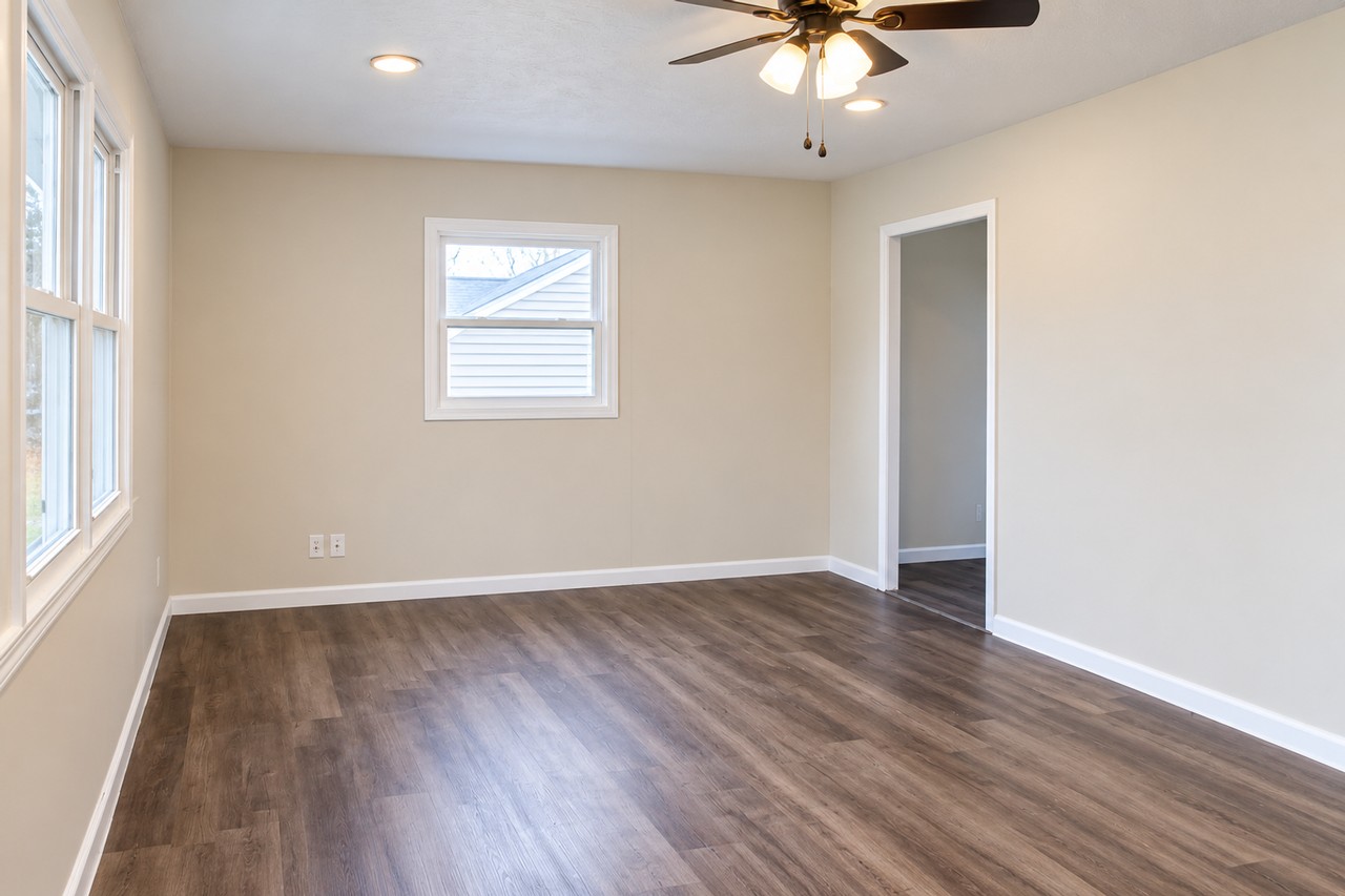 1094 S Hampton Rd - Photo 3 of 10
