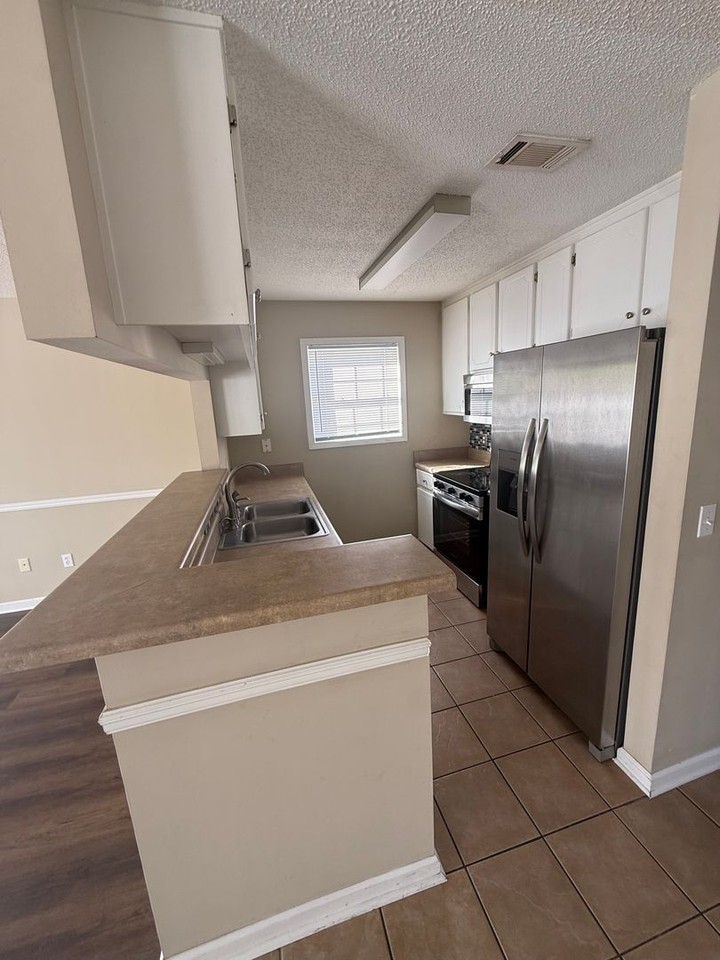 112 N Springview Dr - Photo 3 of 40
