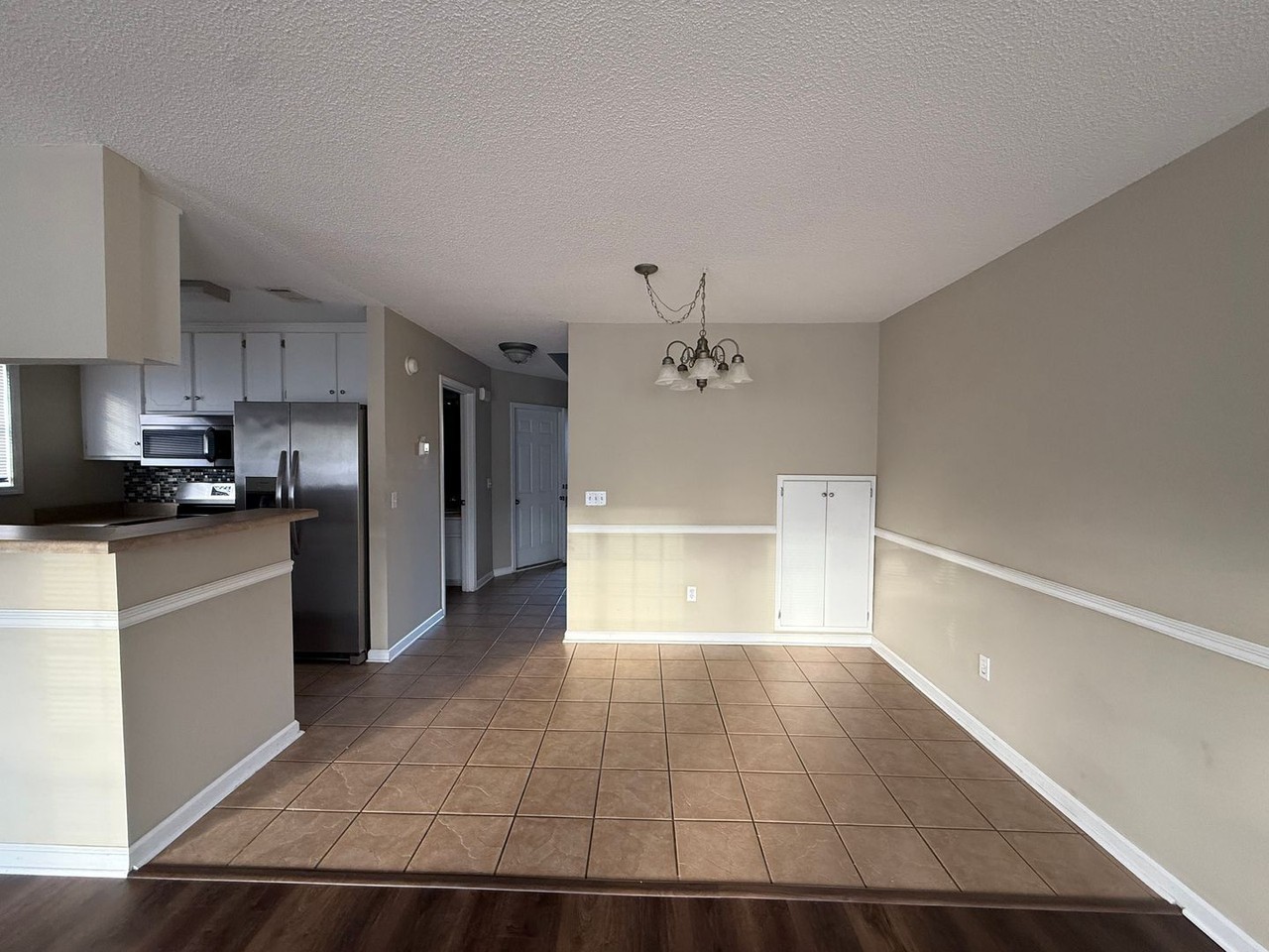 112 N Springview Dr - Photo 4 of 40