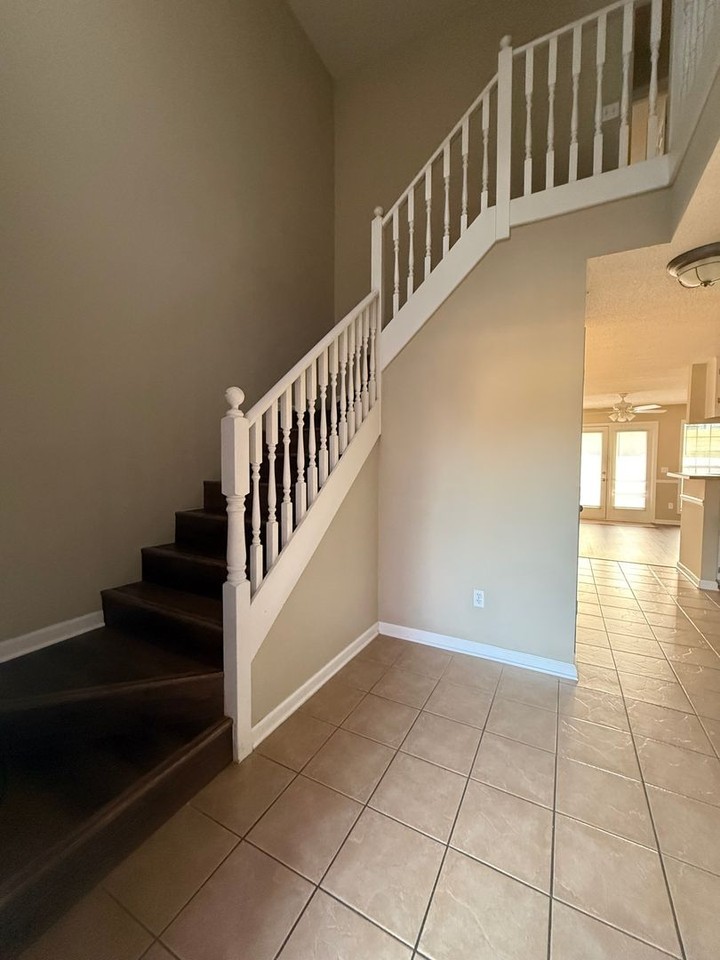112 N Springview Dr - Photo 5 of 40