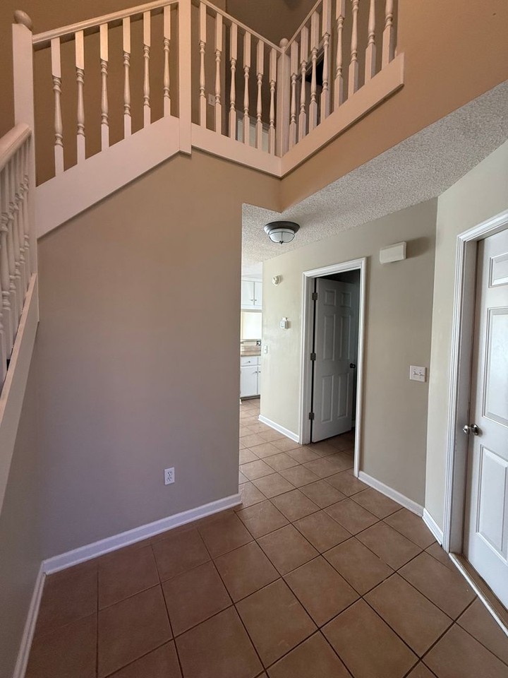 112 N Springview Dr - Photo 6 of 40