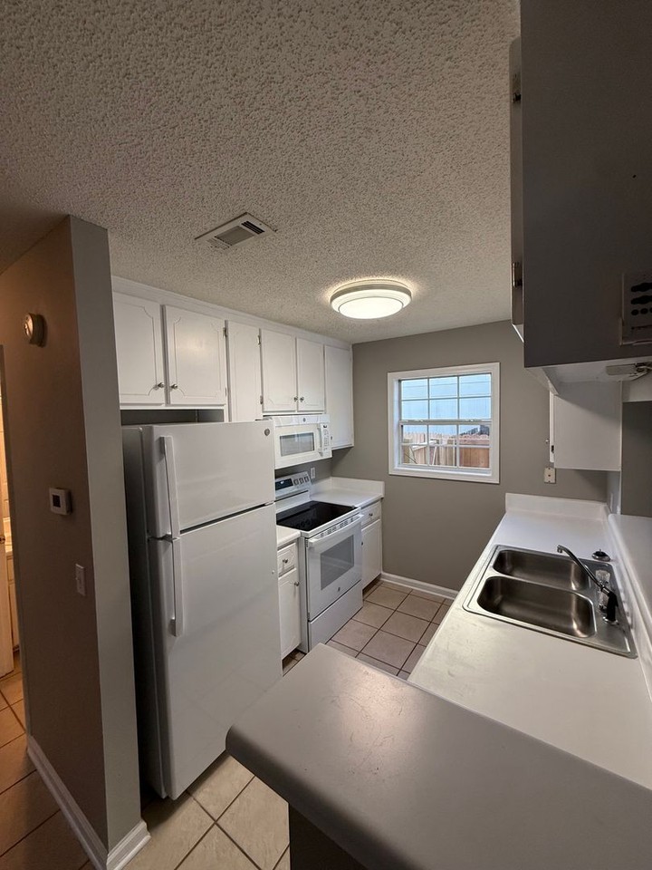 137 Woodberry Dr - Photo 3 of 48