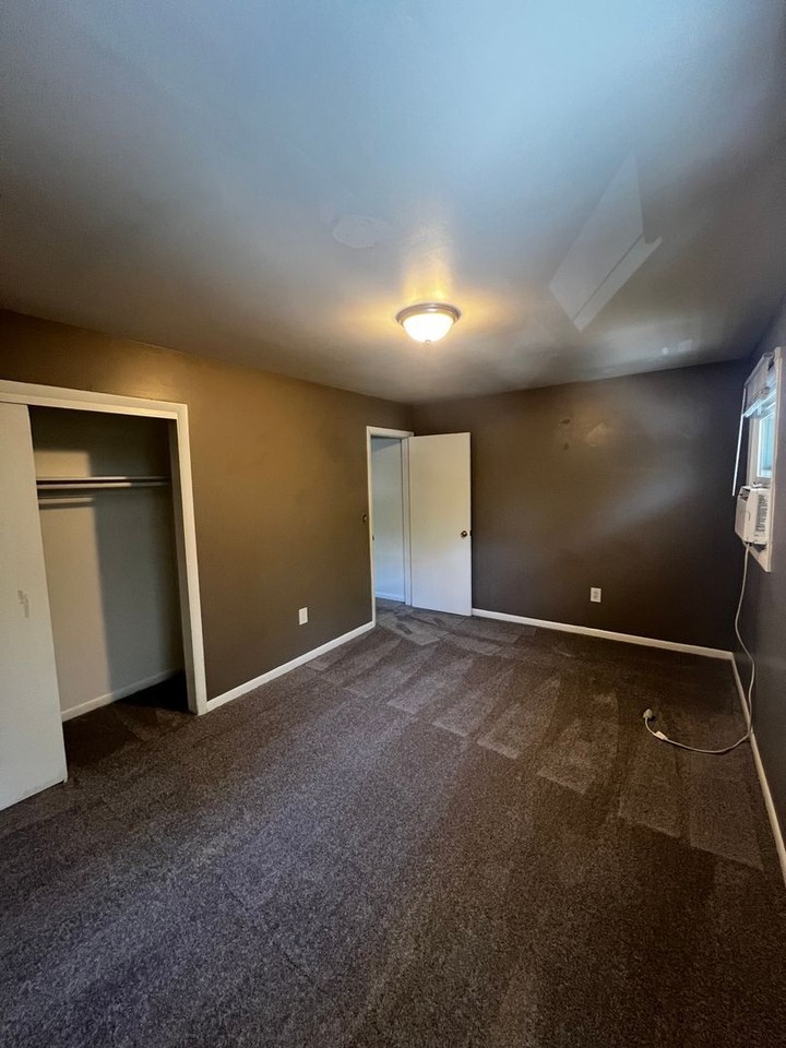 718 N Maxwell Ave - Photo 7 of 10