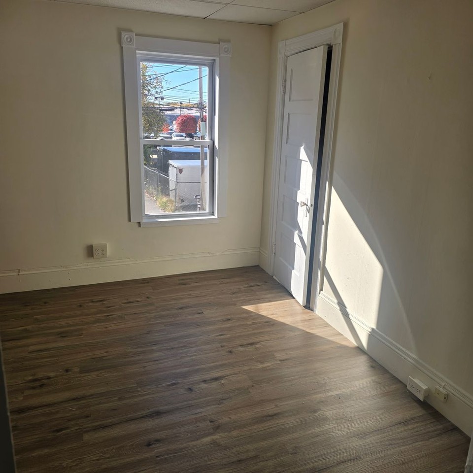 205 Bell St - Photo 4 of 14