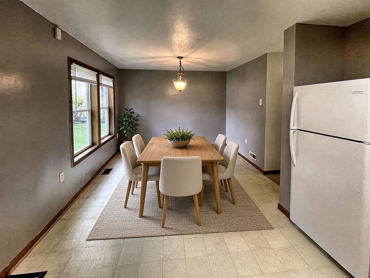 512 E Rose St - Photo 5 of 17