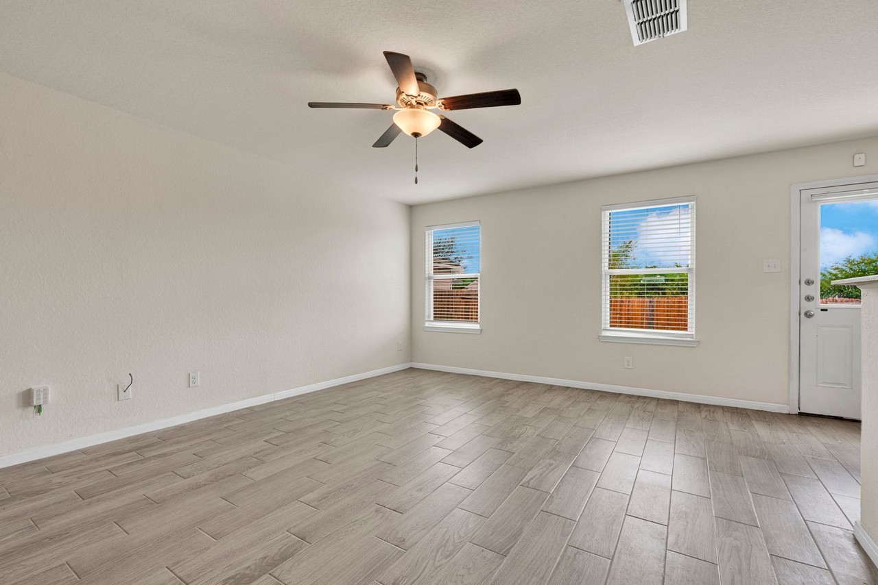 11714 Nucio Rdg - Photo 4 of 20