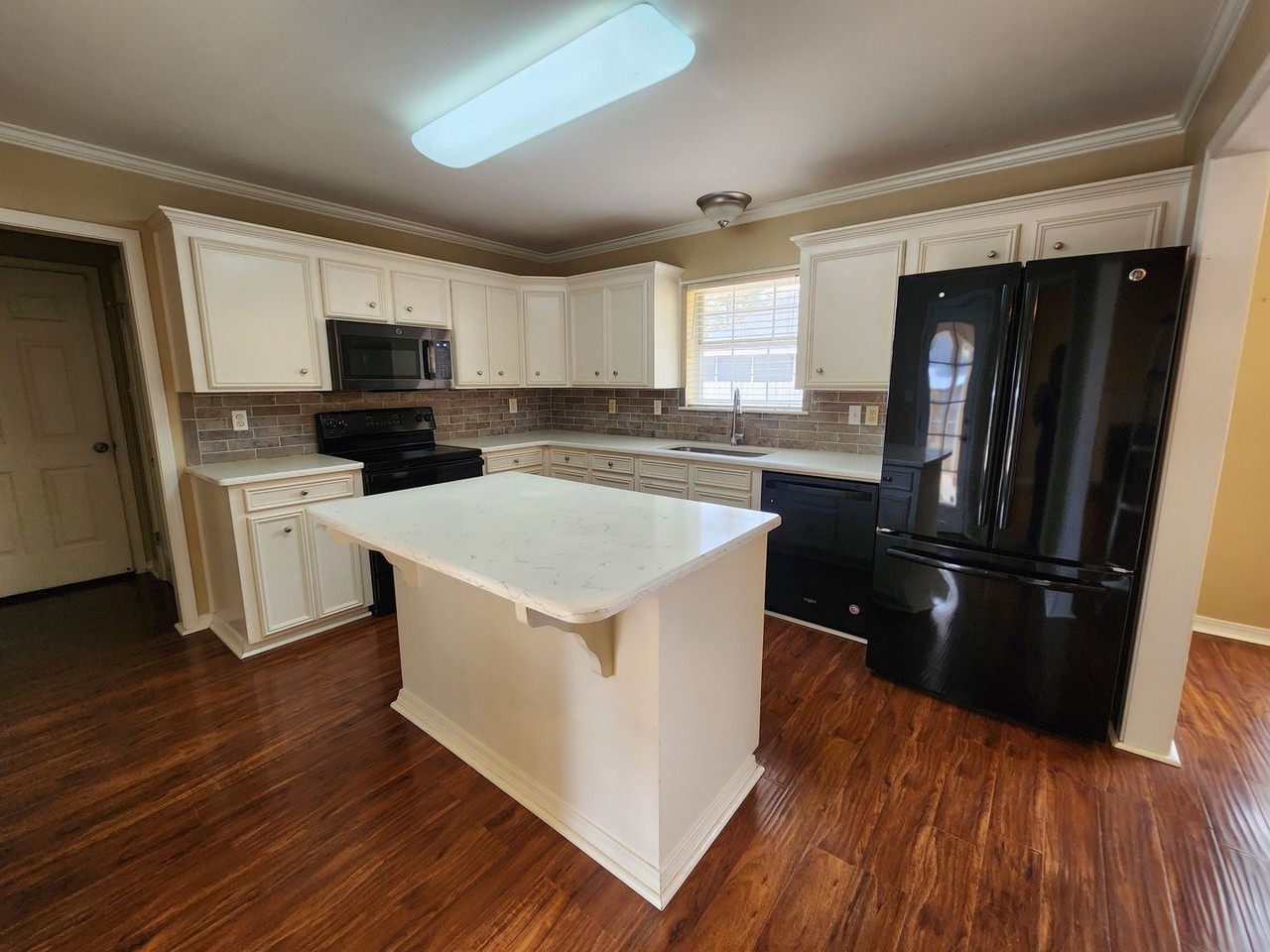 3206 Hanover Ct - Photo 5 of 13