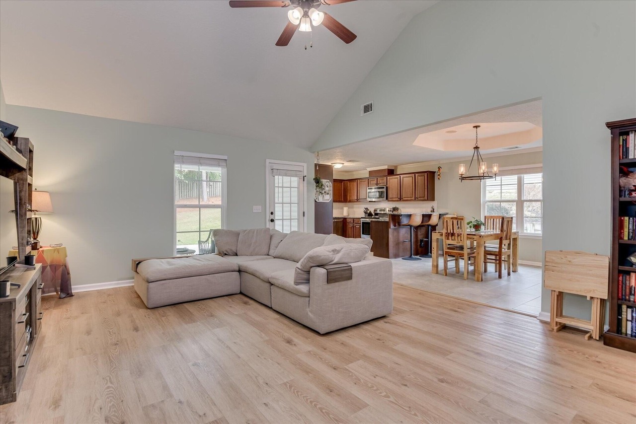 1071 Ackerman Dr - Photo 4 of 35