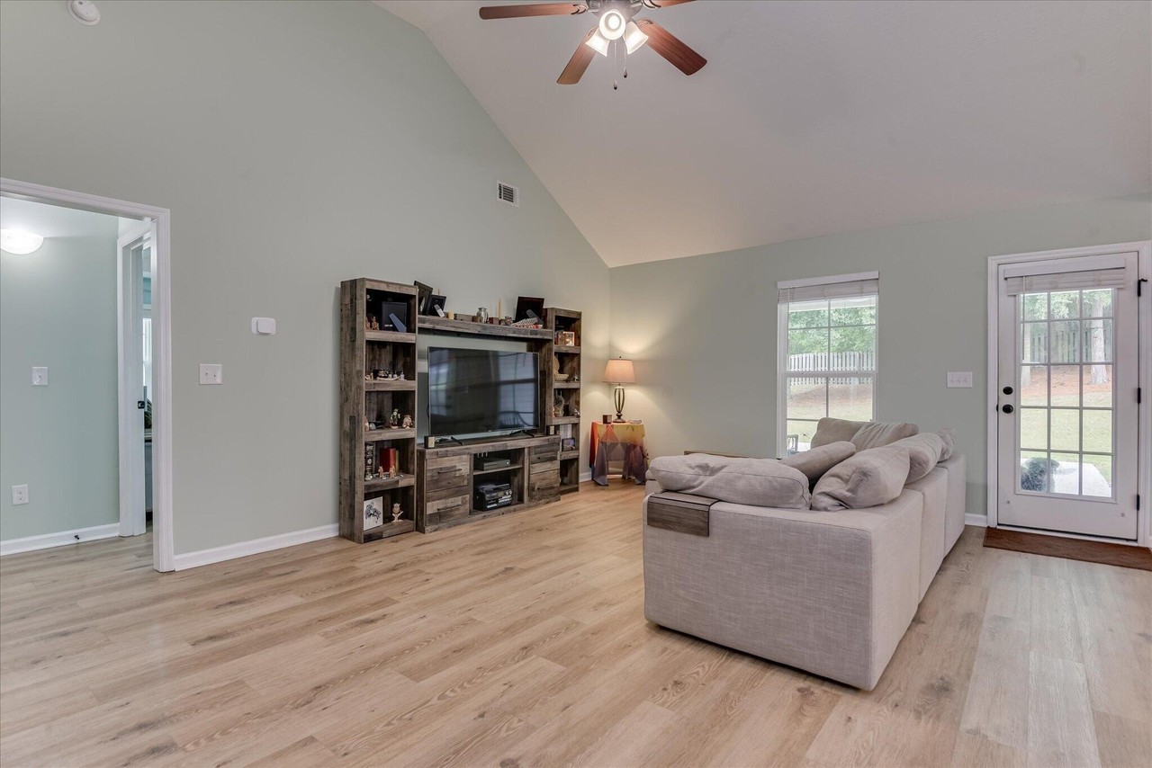 1071 Ackerman Dr - Photo 6 of 35
