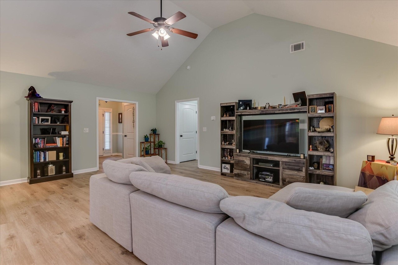 1071 Ackerman Dr - Photo 7 of 35