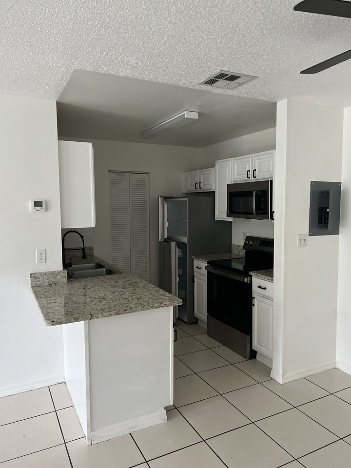 410 Thor Ave Se #3 - Photo 3 of 30