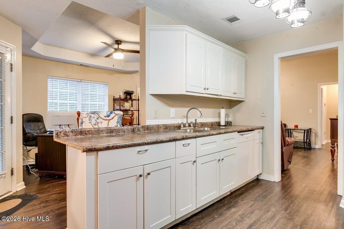 1023 Woodberry Dr - Photo 2 of 19