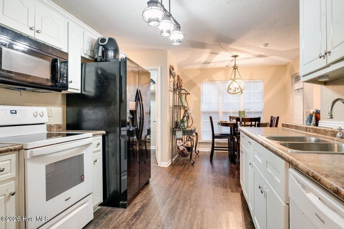 1023 Woodberry Dr - Photo 3 of 19