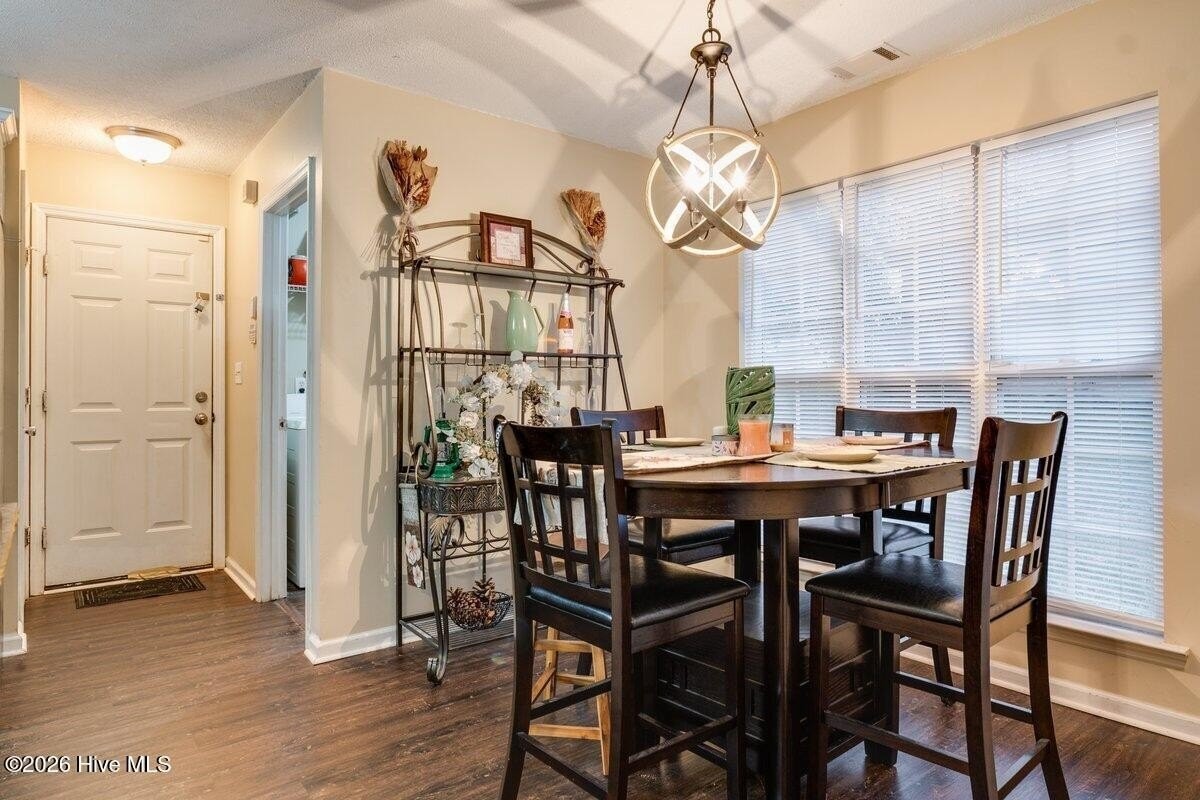 1023 Woodberry Dr - Photo 5 of 19