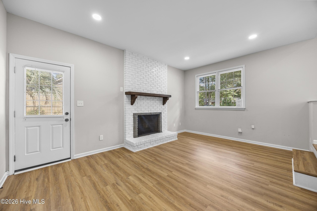 307 Deerfield Rd - Photo 5 of 17