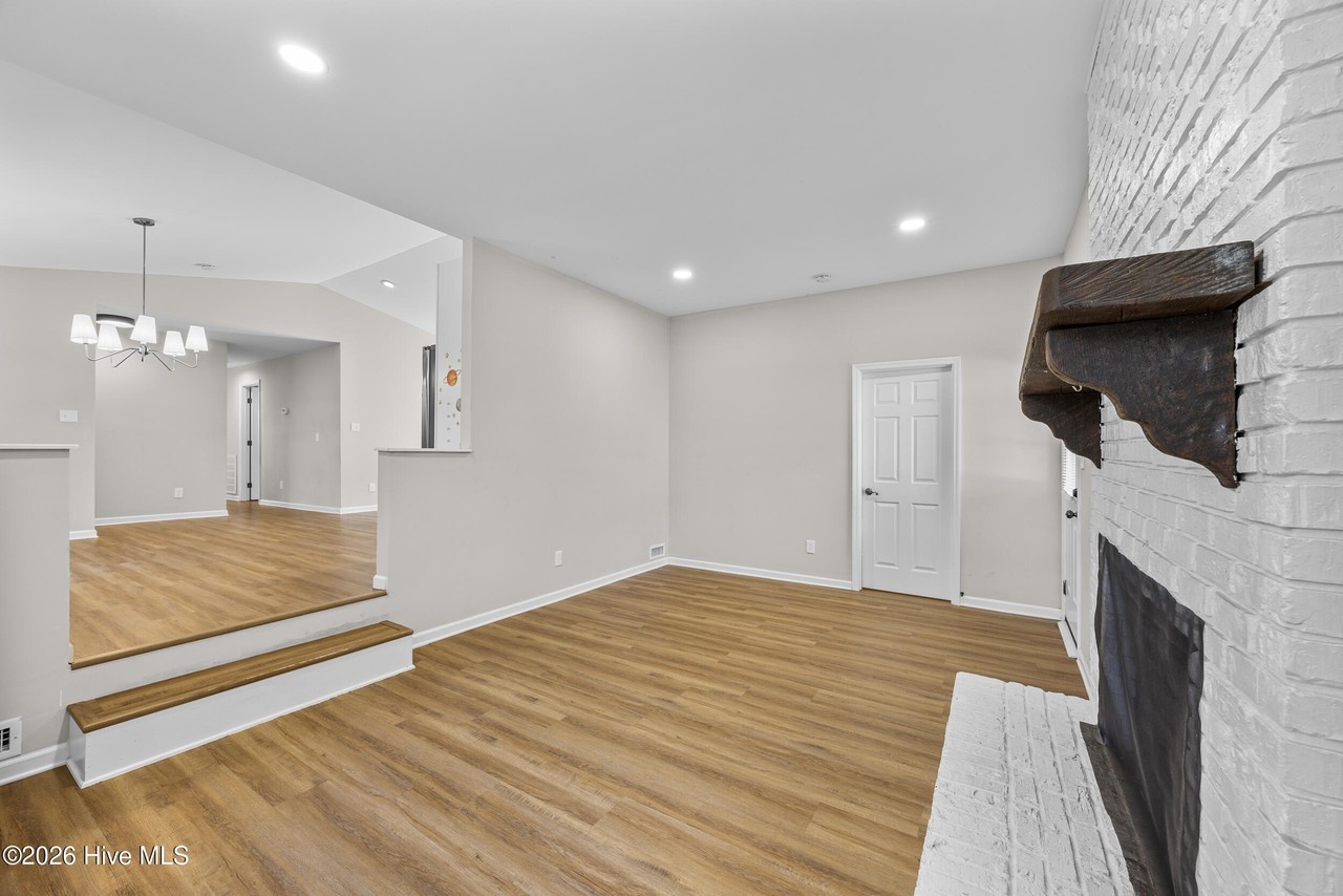 307 Deerfield Rd - Photo 6 of 17