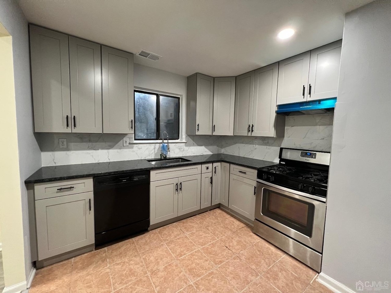 1103 N Oaks Blvd - Photo 3 of 15