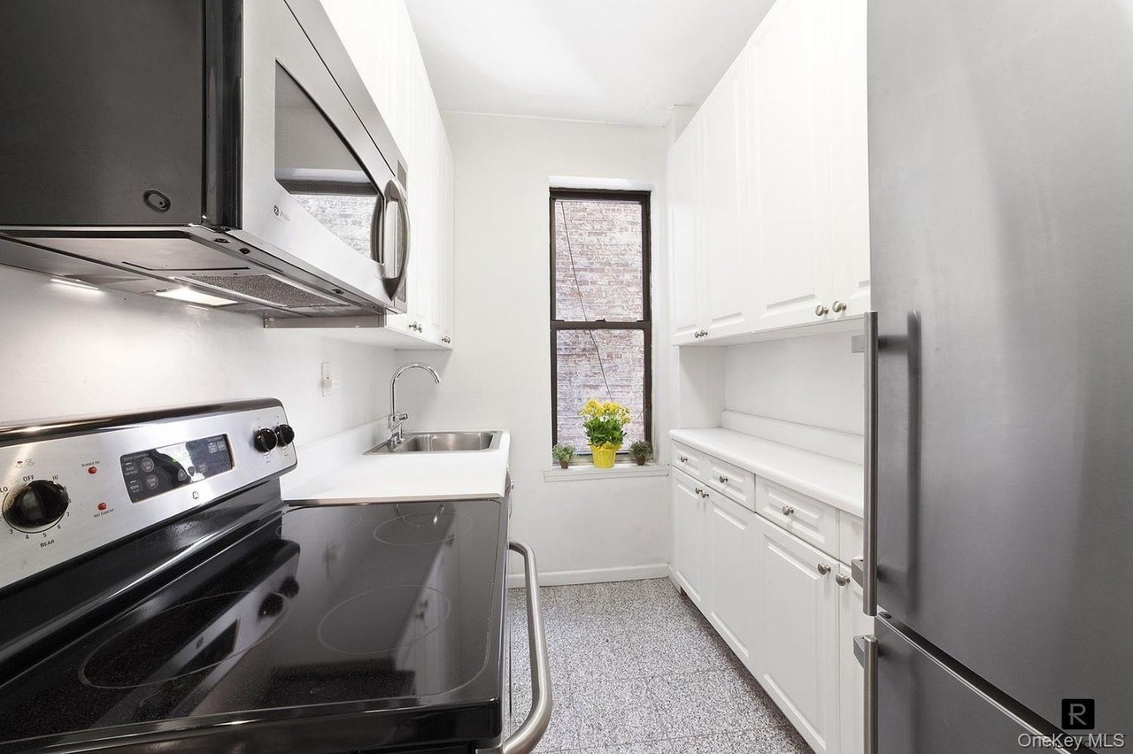 142 E 49th St #7A - Photo 3 of 4
