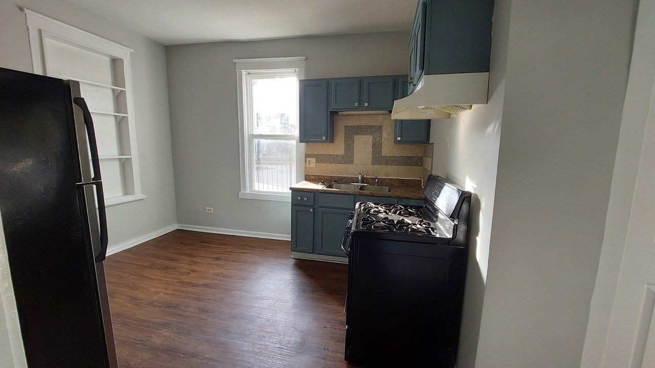 5243 S Hoyne Ave #1R - Photo 2 of 9