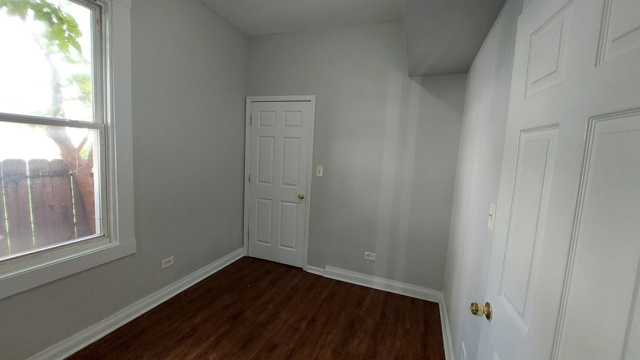 5243 S Hoyne Ave #1R - Photo 5 of 9