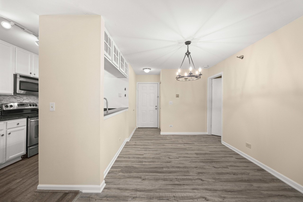 214 Glengarry Dr #201 - Photo 3 of 18