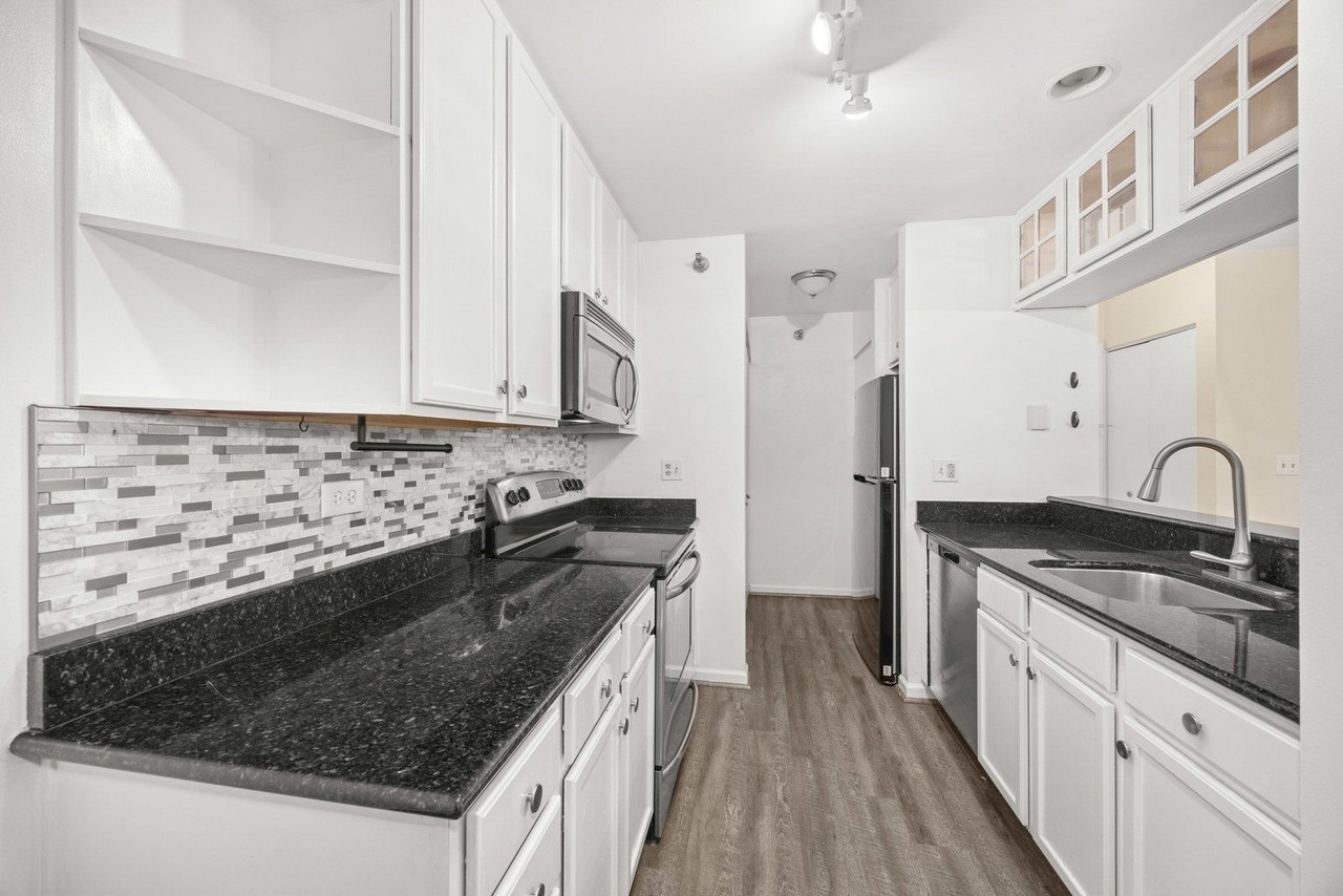 214 Glengarry Dr #201 - Photo 5 of 18