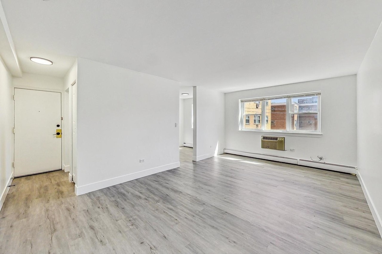 5555 N Rockwell St #201 - Photo 4 of 12